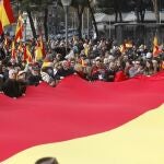 La plaza de Colón, ayer, cubierta por una marea humana con la bandera de España