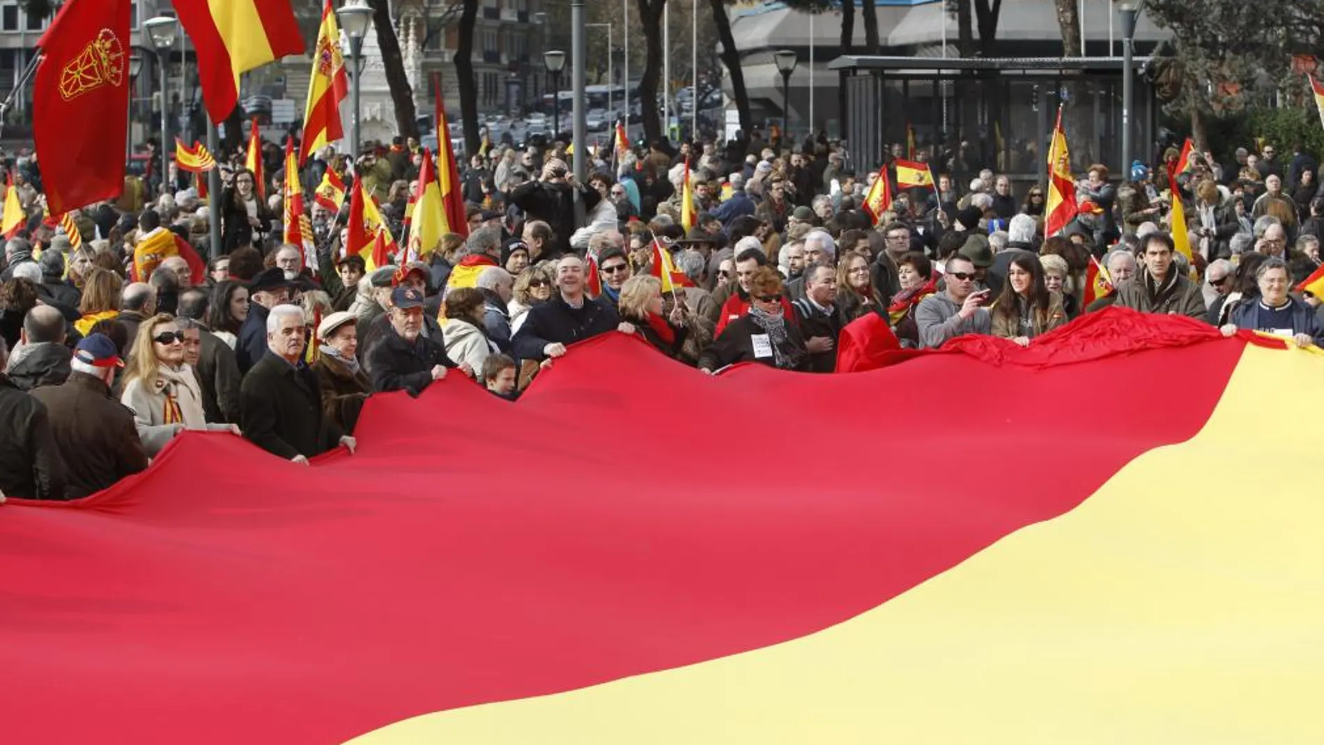 La plaza de Colón, ayer, cubierta por una marea humana con la bandera de España