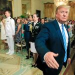 Donald Trump, seguido por el vicepresidente Mike Pence, el pasado viernes en la Casa Blanca