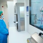 La preparación de toda la gama de fármacos que existen para la lucha contra la enfermedad oncológica (quimioterapia, inmunoterapia, terapias dirigidas, etc.) se realiza en el servicio de farmacia del IVO, donde se elaboran más de cien preparaciones diarias