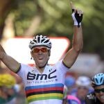 El ciclista belga del equipo BMC y campeón del mundo, Phillippe Gilbert, celebra su victoria en la duodécima etapa de la Vuelta Ciclista