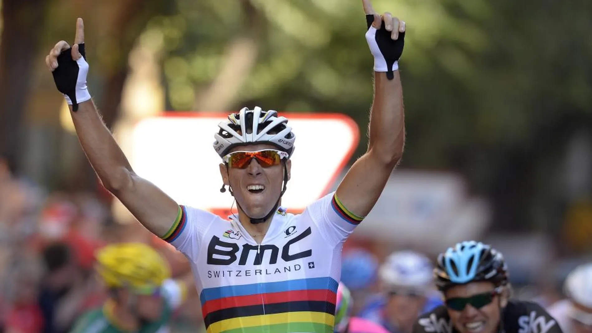 El ciclista belga del equipo BMC y campeón del mundo, Phillippe Gilbert, celebra su victoria en la duodécima etapa de la Vuelta Ciclista