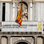 Vista del cartel reclamando la libertad de los líderes independentistas presos y un lazo amarillo en la fachada del Palau de la Generalitat el pasado mes de marzo