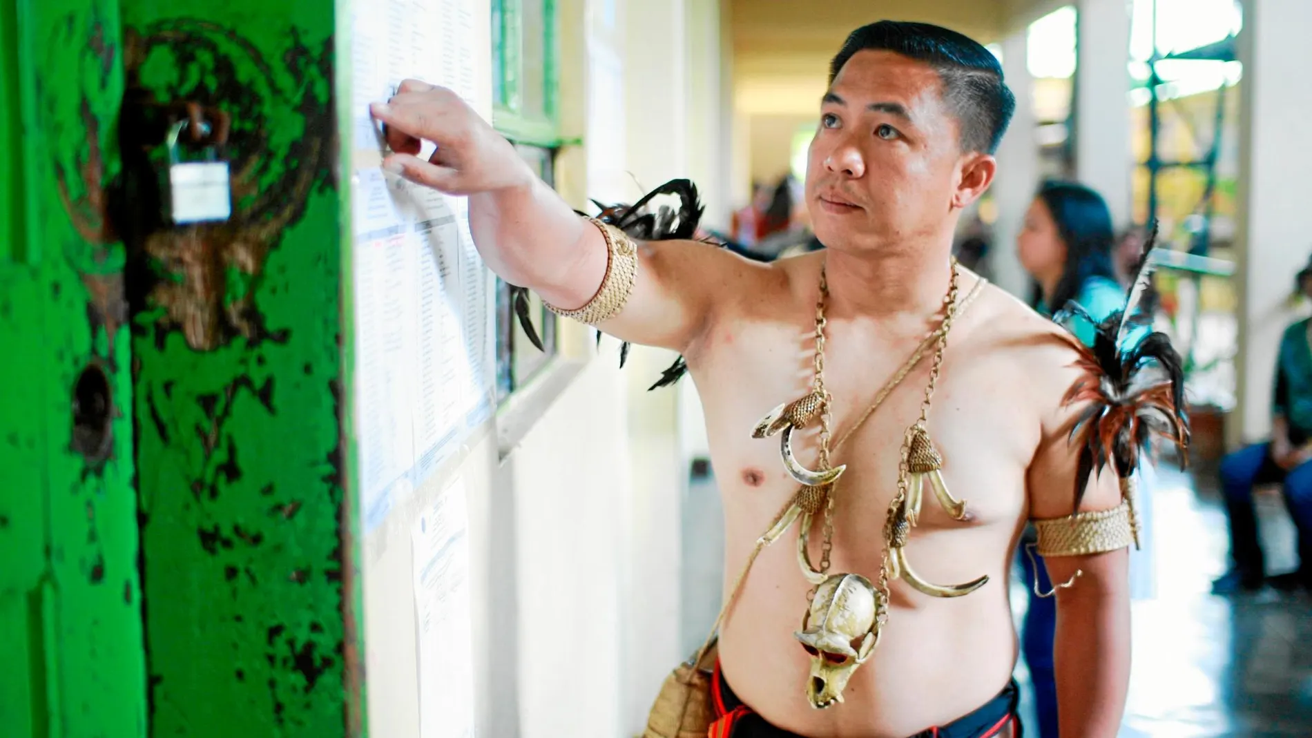 Miembros de la tribu filipina Igorot acudieron ayer a un colegio electoral para votar en Ciudad Baguio