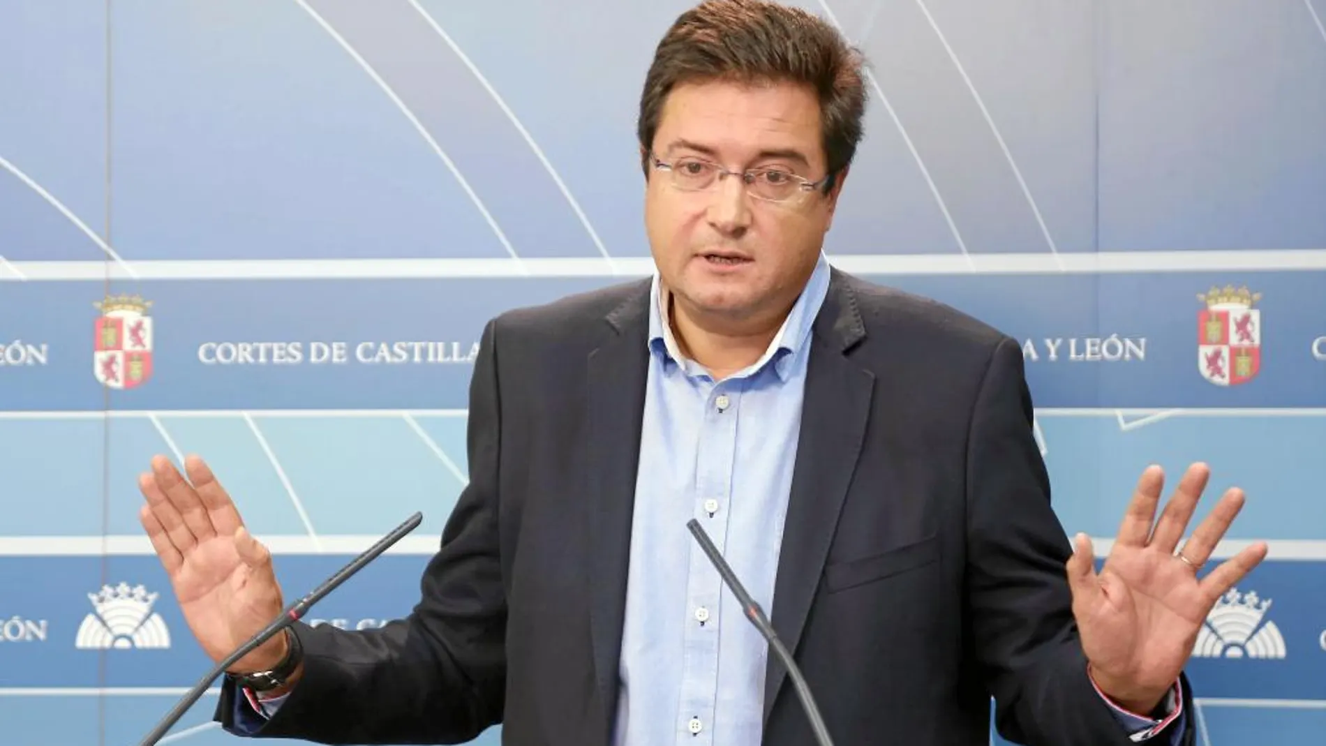 El portavoz del PSOE en las Cortes, Óscar López, atiende a los medios de comunicación
