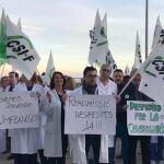 Los empleados del hospital de La Ribera protestaron ayer frente al centro con pancartas como «Tenemos convenio, cúmplanlo», «Despedidos por la Conselleria» y «Readmisión despedidos, ya»