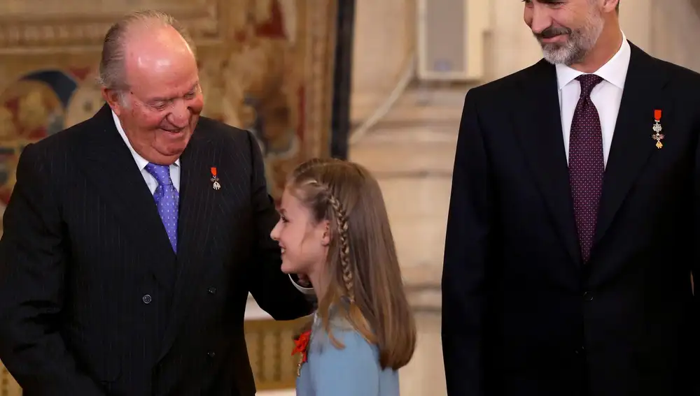 Juan Carlos I, con el Rey Felipe VI y la Princesa de Asturias en la imposición del Collar del Toisón de Oro en 2017/Efe