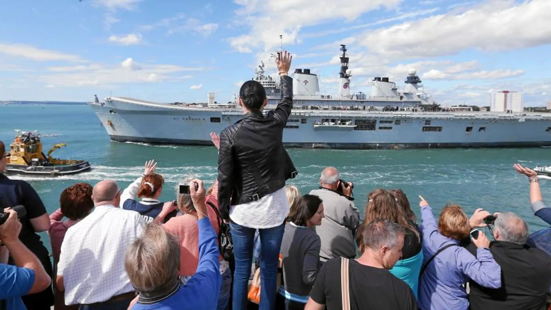 El portaaviones Illustrious prtió ayer desde el puerto de Portsmouth