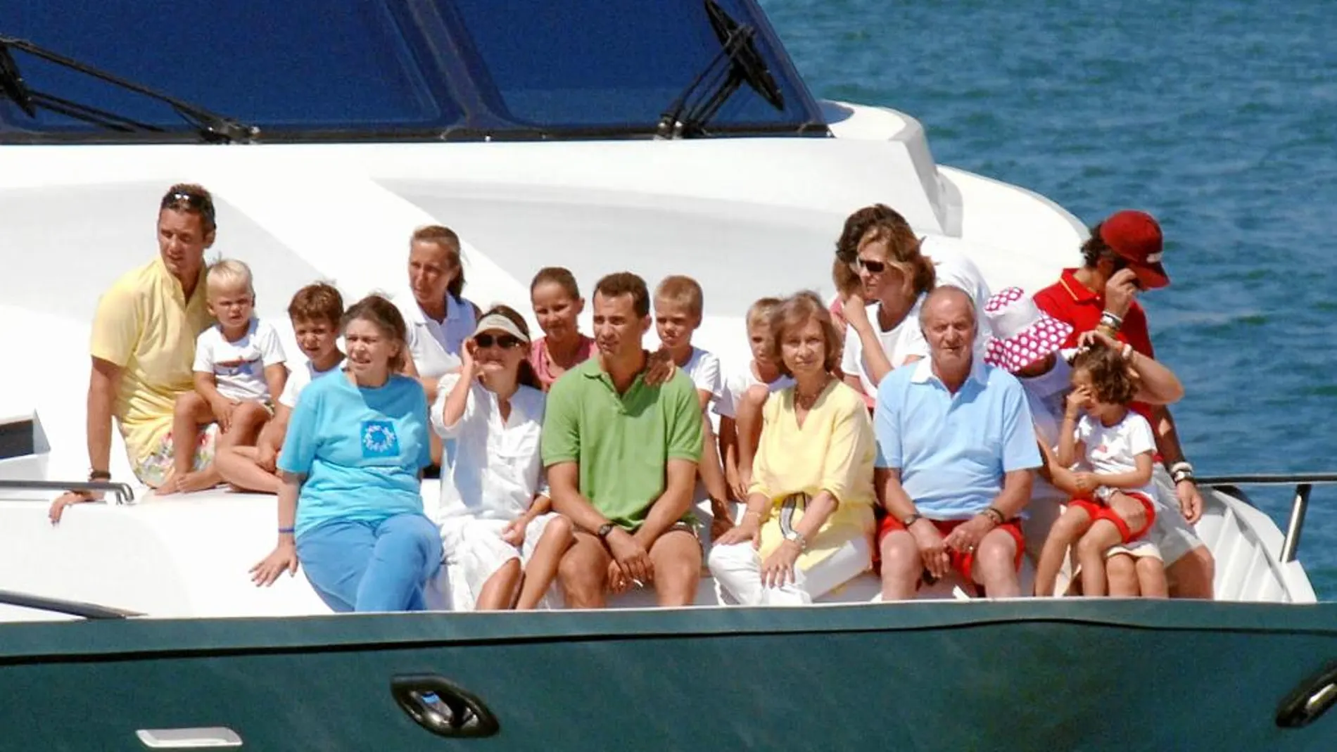 La Familia Real al completo mientras disfruta de unas vacaciones en Mallorca a bordo del «Fortuna»