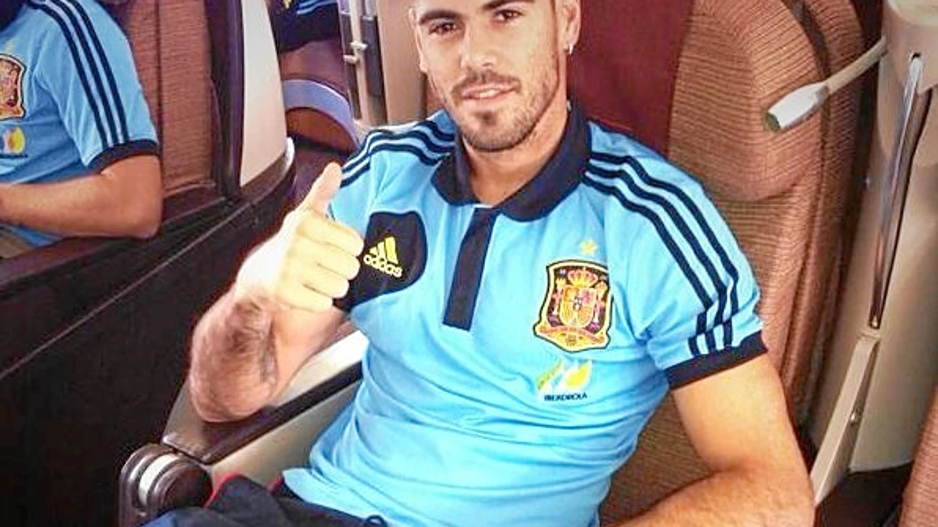 Valdés saluda en el avión antes de partir a Ecuador
