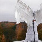 Una actriz vestida como un ángel está en el tejado de un edificio de la capital alemana para simbolizar el destino de las personas que vivían a uno y otro lado del Muro