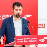 El secretario general del PSOE en Castilla y León, Luis Tudanca, atiende a los periodistas tras el Comité Interterritorial de su partido