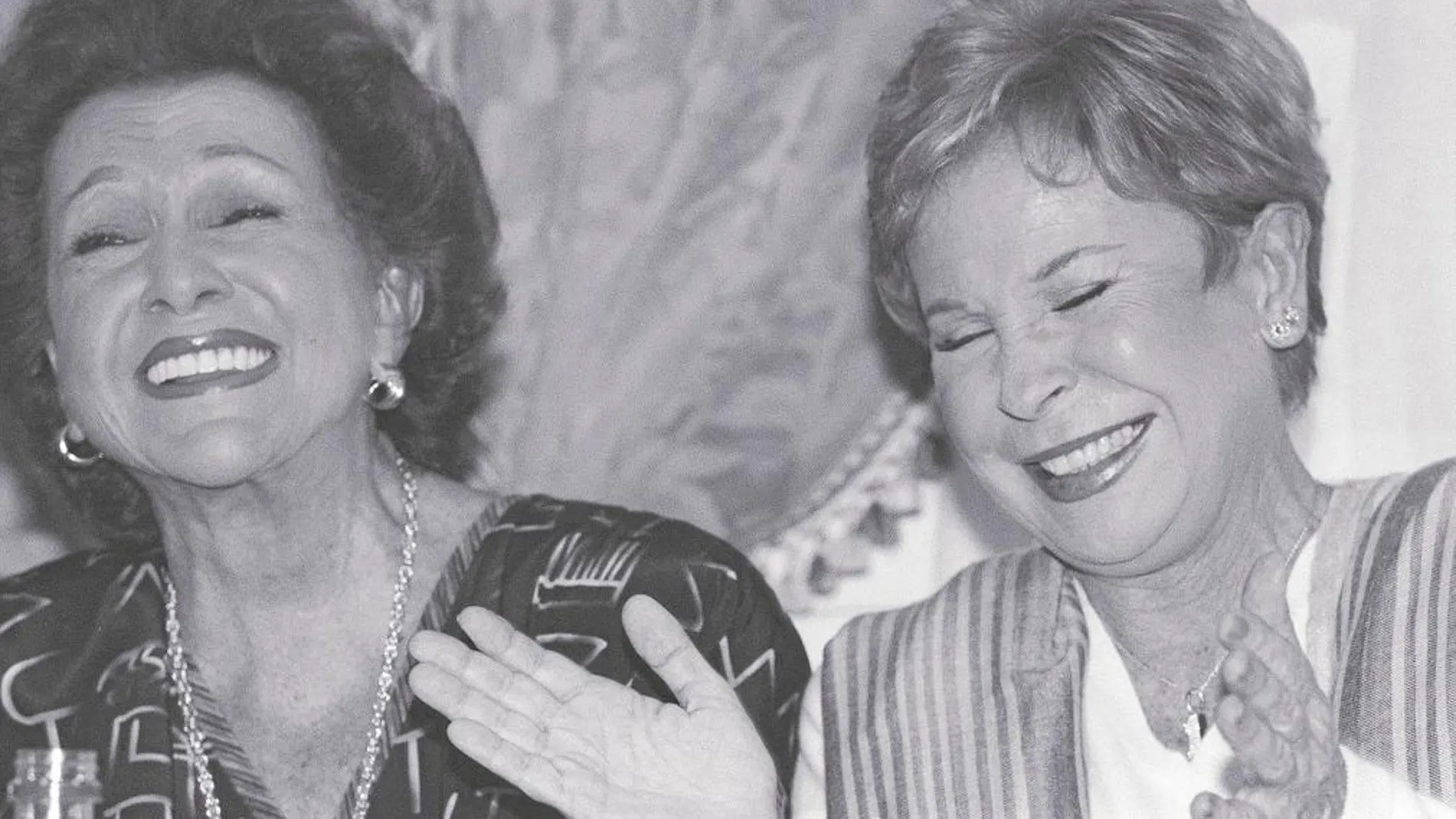 Amparo Rivelles y Lina Morgan, durante una presentación en 1998