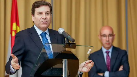 El consejero de Empleo, Carlos Fernández Carriedo, en un encuentro con trabajadores autónomos