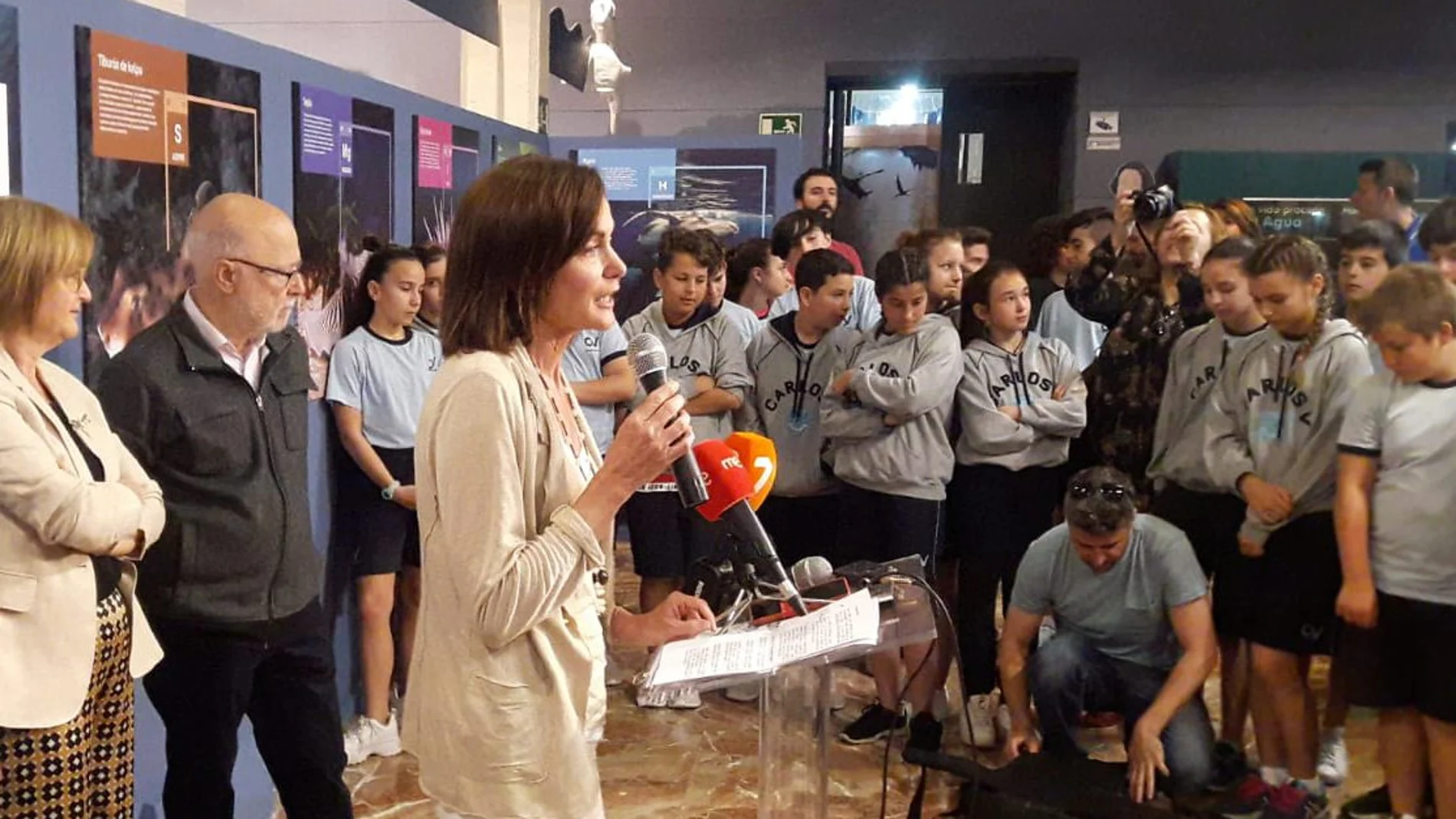 En la gráfica, la vicepresidenta de la Fundación Oceanogràfic de Valencia, Mercedes Calabuig, en el momento de la presentación de la exposición «Átomos bajo el agua» que se muestra en el Museo de la Ciencia de Murcia