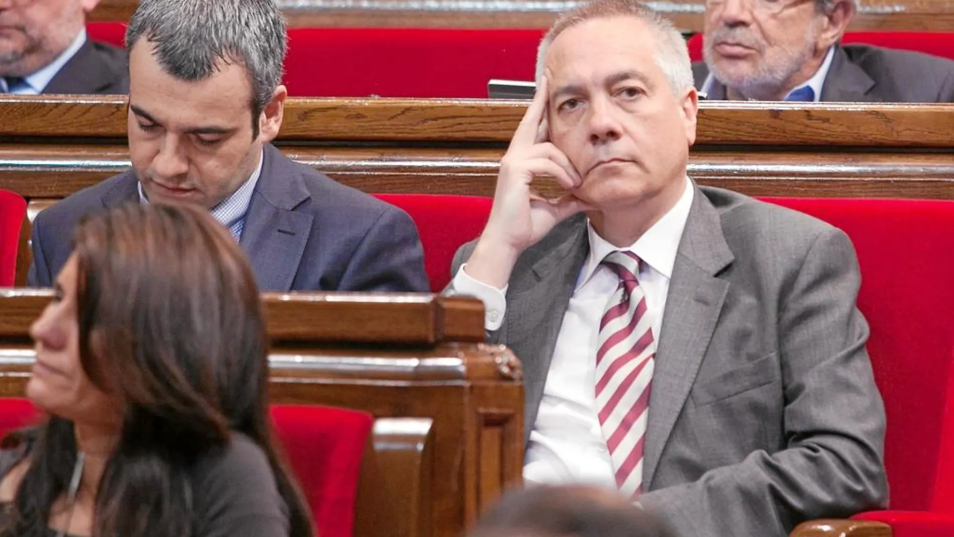 Pere Navarro, pensativo en su escaño en el Parlament