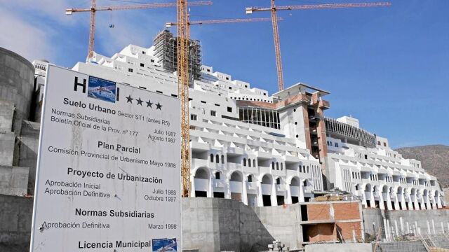 El esqueleto del Algarrobico se ha convertido en un símbolo del descontrol urbanístico