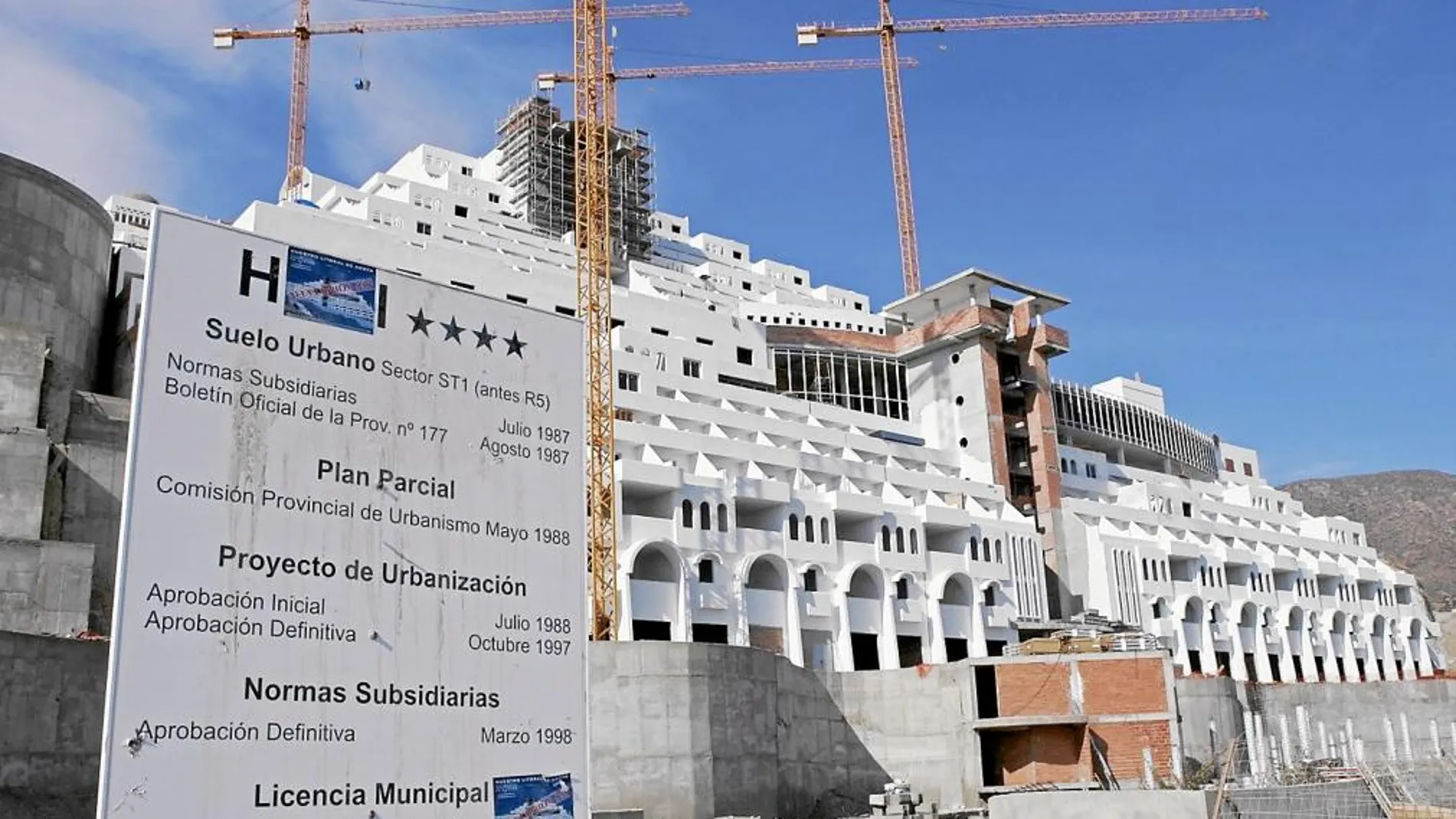 El esqueleto del Algarrobico se ha convertido en un símbolo del descontrol urbanístico