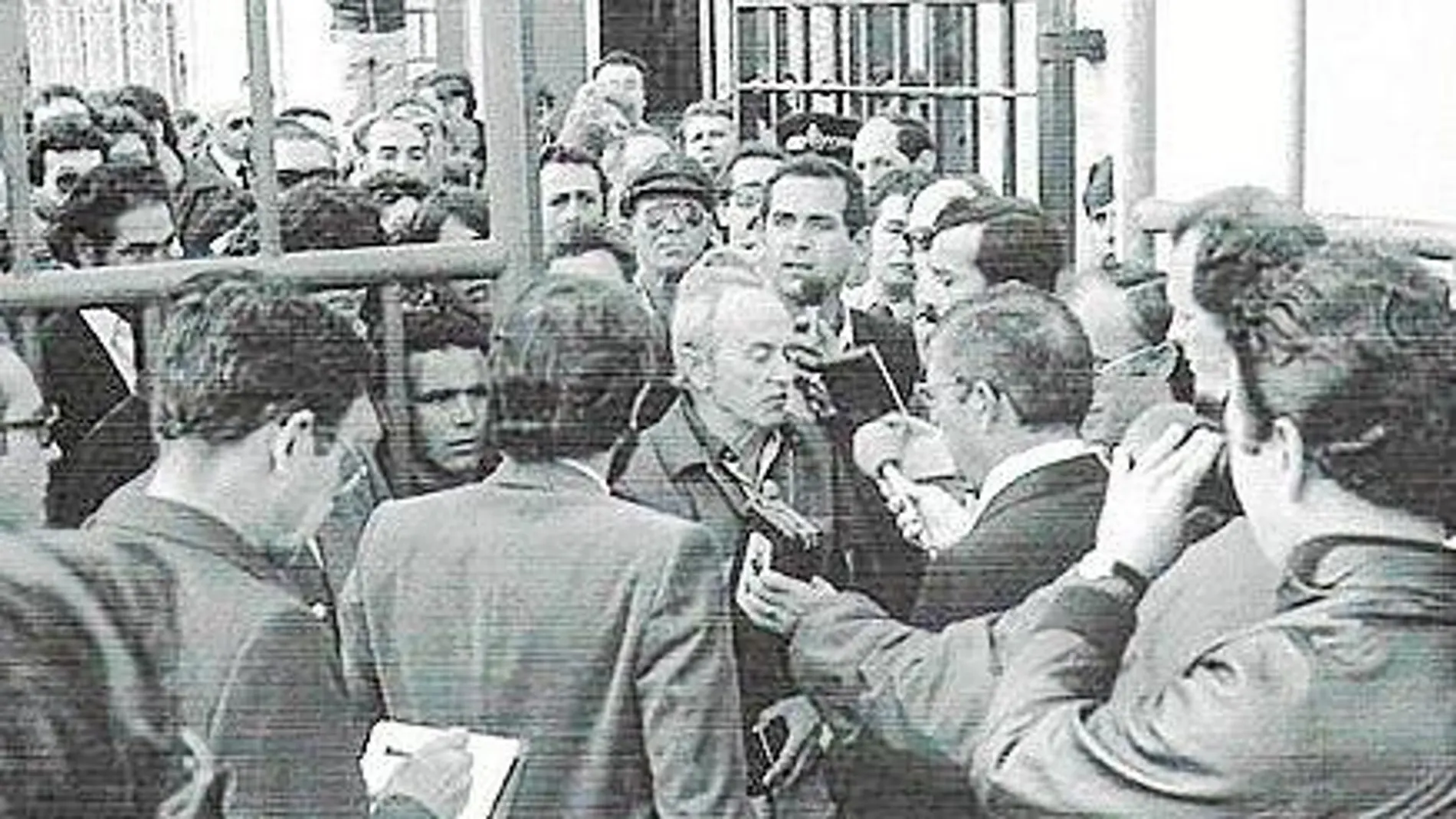 El Gobierno de Felipe González ordenó la reapertura de la verja el 15 de diciembre de 1982 y se puso fin a los trece años de aislamiento del Peñón