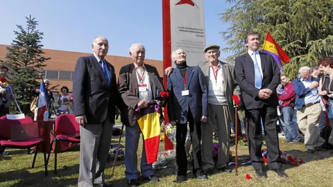 Carrillo inauguró en octubre de 2011, junto a su padre y varios brigadistas, el momumento, sin licencia, situado en el Campus de Moncloa