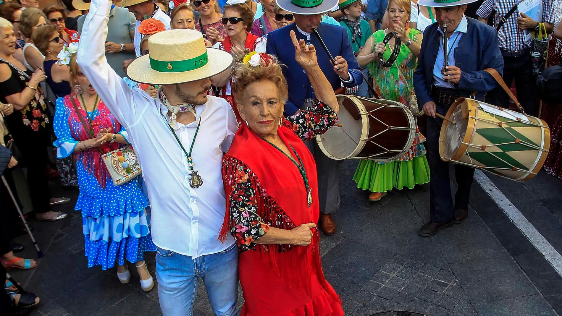 La hermandad de Triana volvió a salir, después de 37 años, de la Parroquia de San Jacinto / Foto: Manuel Olmedo