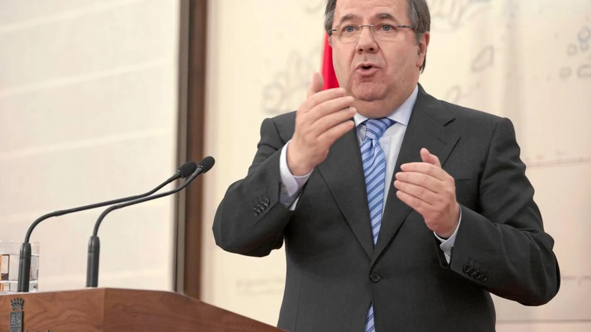 El presidente detalla el proyecto de Presupuestos de Castilla y León para 2014 a los periodistas
