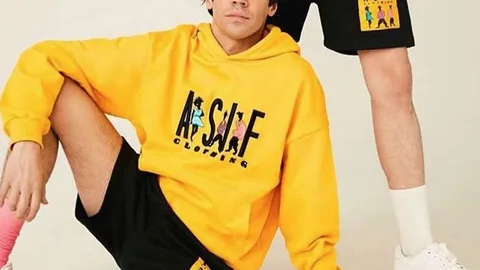 Sudadera y pantalón diseñado por Calvo y Ambrossi