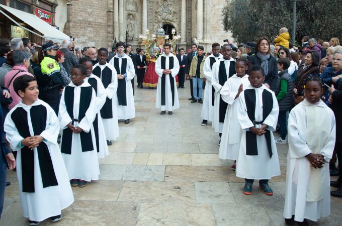 Cientos de personas presenciaron la tarde del lunes la procesión general con motivo de la solemnidad de San Vicente Ferrer, patrón de la Comunitat, en su recorrido por las calles de Valencia y la participación de las asociaciones vicentinas. La procesión fue presidida por el obispo auxiliar de Valencia monseñor Arturo Ros