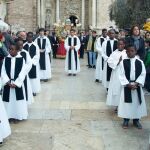 Cientos de personas presenciaron la tarde del lunes la procesión general con motivo de la solemnidad de San Vicente Ferrer, patrón de la Comunitat, en su recorrido por las calles de Valencia y la participación de las asociaciones vicentinas. La procesión fue presidida por el obispo auxiliar de Valencia monseñor Arturo Ros