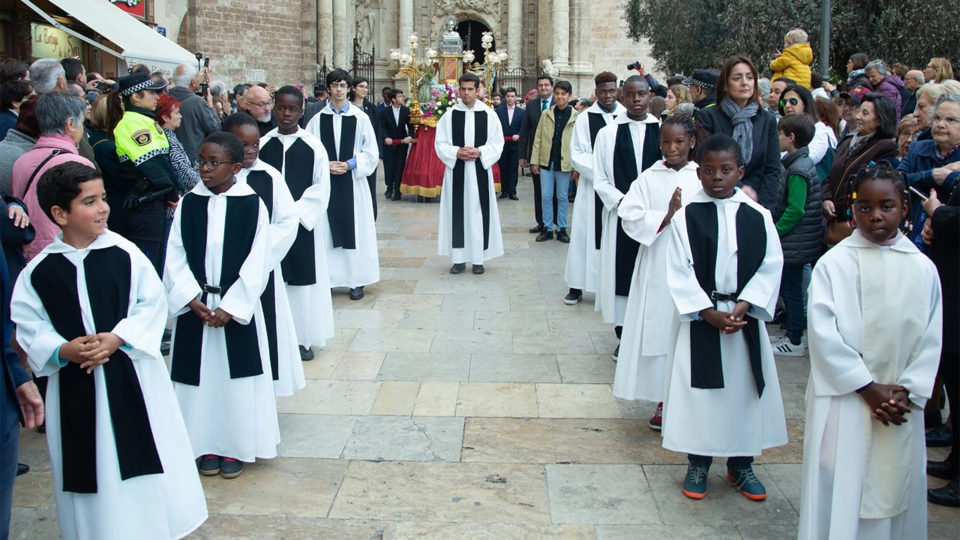 Cientos de personas presenciaron la tarde del lunes la procesión general con motivo de la solemnidad de San Vicente Ferrer, patrón de la Comunitat, en su recorrido por las calles de Valencia y la participación de las asociaciones vicentinas. La procesión fue presidida por el obispo auxiliar de Valencia monseñor Arturo Ros