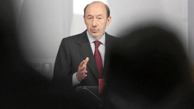 Rubalcaba se dirige ayer a los medios