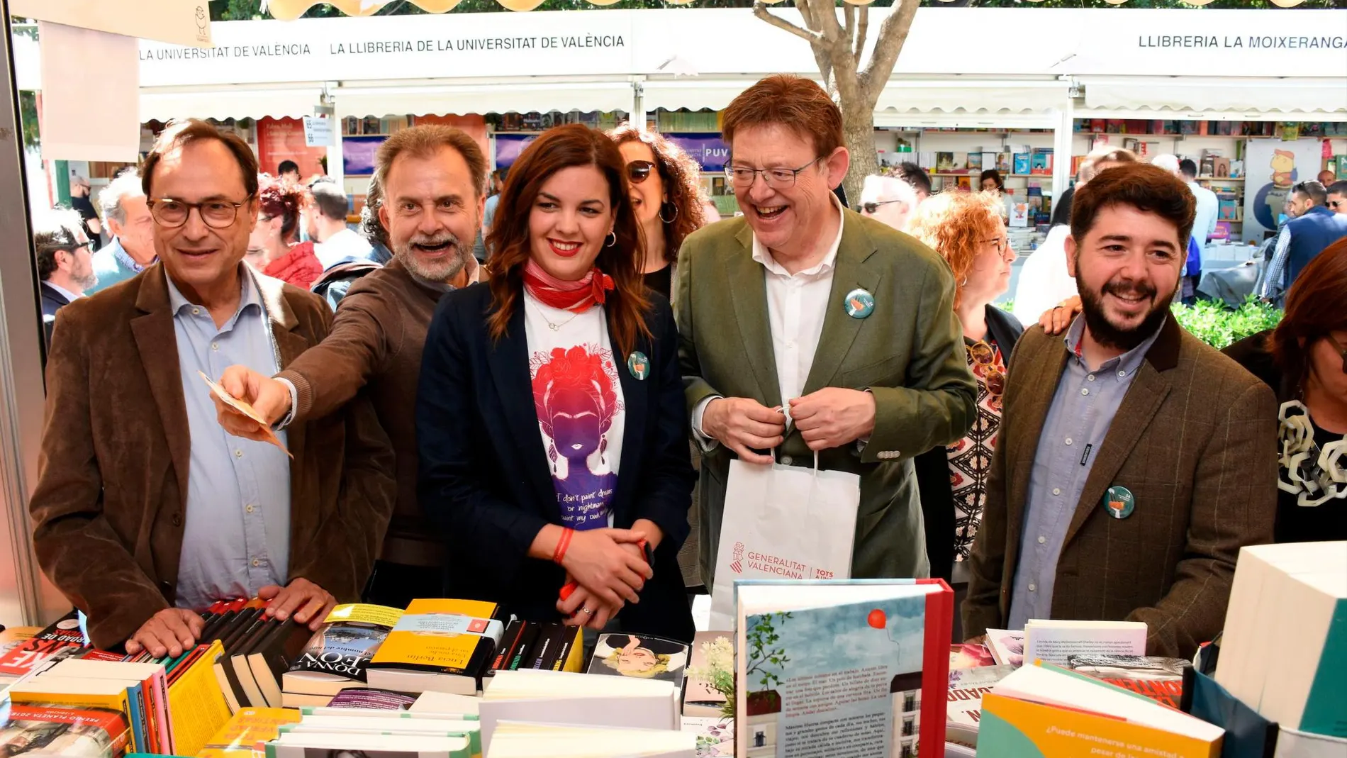 El presidente de la Generalitat y candidato socialista a la reelección aprovechó la primaveral mañana para visitar la Feria del Libro, mientras que Bonig pasó la jornada de reflexión en la Vall d'Uixò con su familia