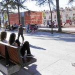 La plaza está rodeada en tres de sus cuatro flancos por las 145 «viviendas históricas» y por alrededor de 20 locales comerciales