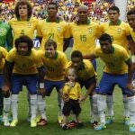 Foto del once en los instantes antes de comenzar el Brasil-Australia de esta noche y en la que estaba Marcelo (el segundo por la izquierda en la fila inferior) antes de lesionarse