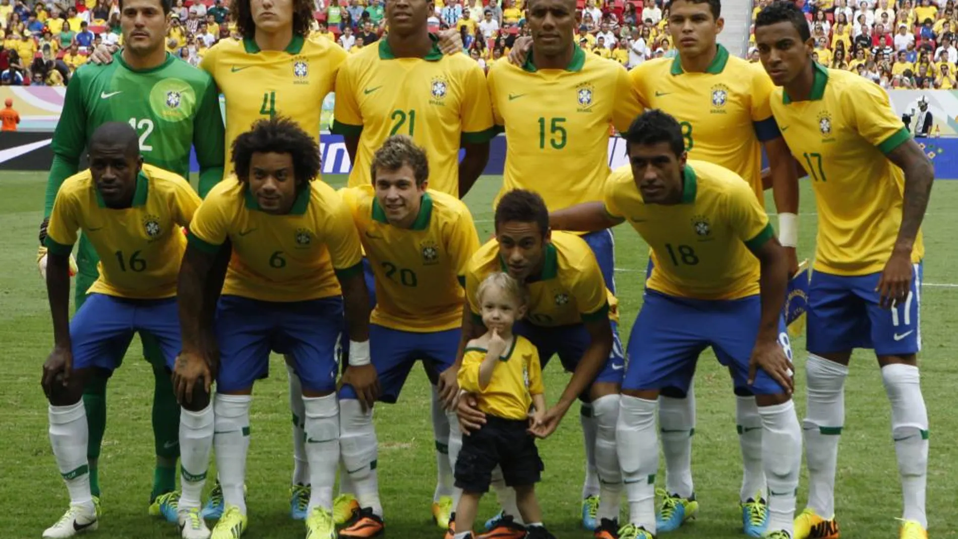 Foto del once en los instantes antes de comenzar el Brasil-Australia de esta noche y en la que estaba Marcelo (el segundo por la izquierda en la fila inferior) antes de lesionarse