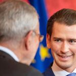 El primer ministro de Austria, Sebastian Kurz, habla con el presidente del país, Alexander Van der Bellen/Efe
