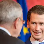 El primer ministro de Austria, Sebastian Kurz, habla con el presidente del país, Alexander Van der Bellen/Efe