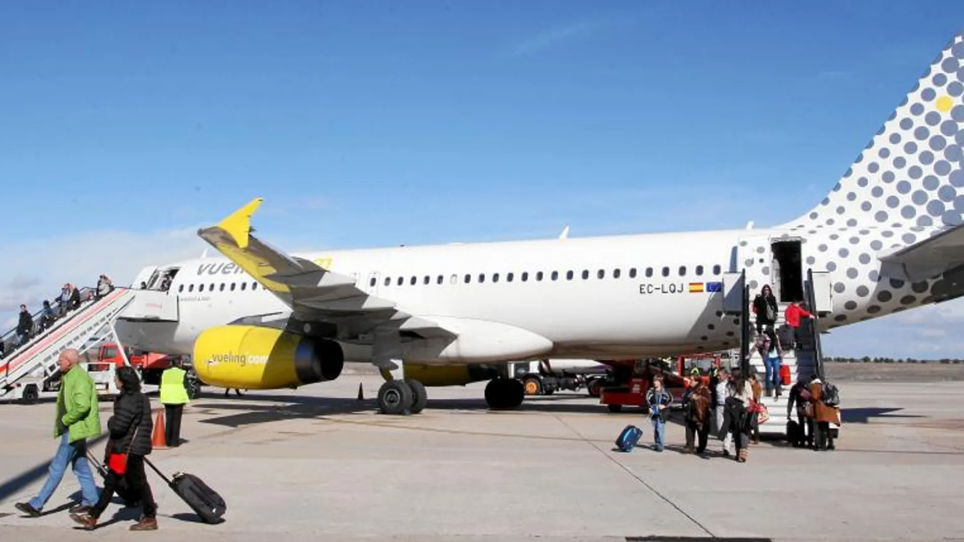 Embarque de pasajeros en un vuelo en el aeropuerto de Villanubla