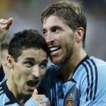 Ramos abraza a Navas, tras marcar éste un gol a Croacia