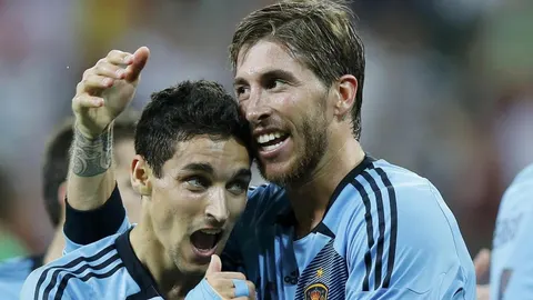 Ramos abraza a Navas, tras marcar éste un gol a Croacia