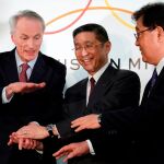 Jean-Dominique Senard, presidente de Renault; Hiroto Sikawa, presidente de Nissan; y Osamu Masuko, presidente de Mitubishi, oficializando la alianza
