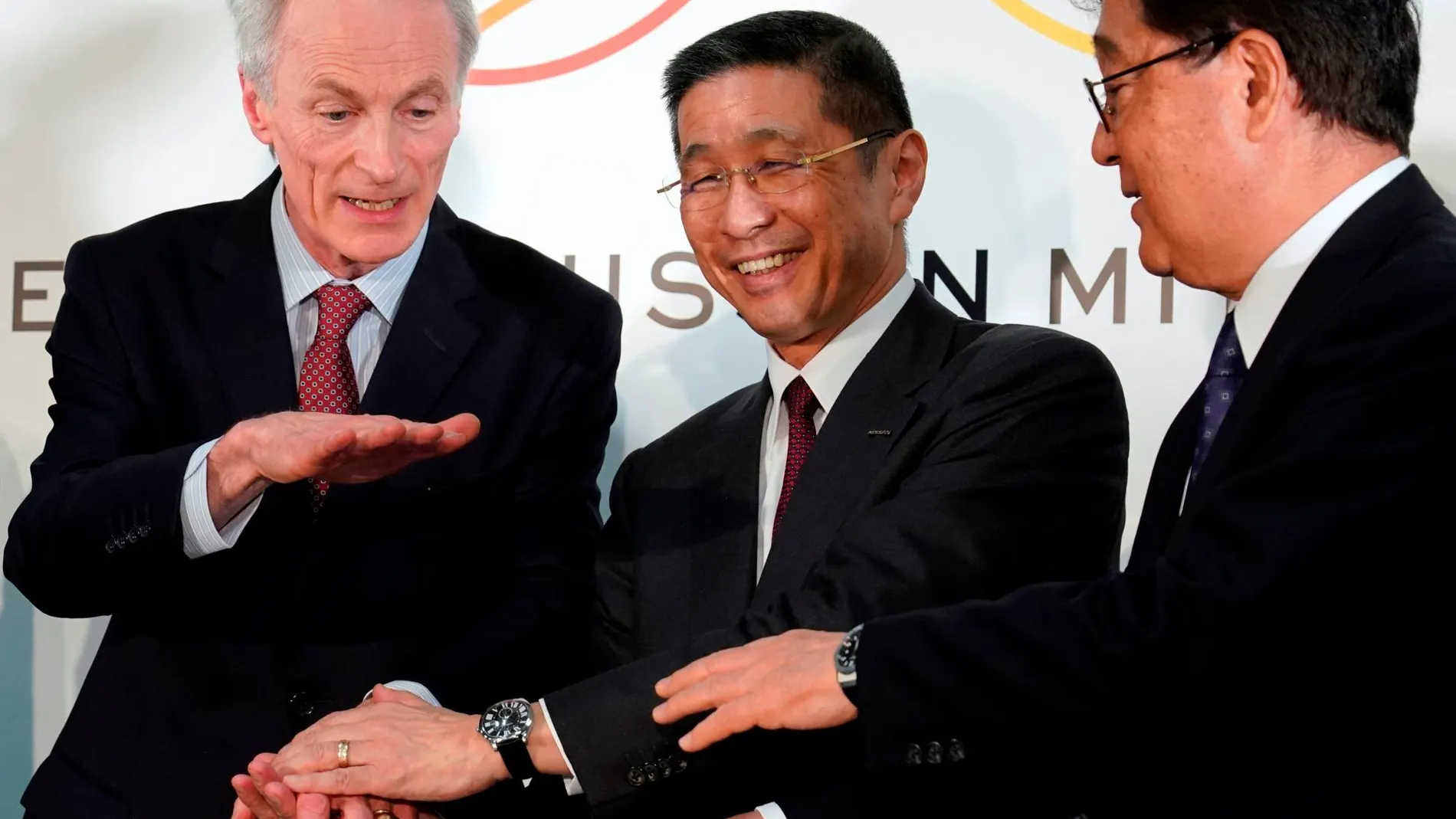Jean-Dominique Senard, presidente de Renault; Hiroto Sikawa, presidente de Nissan; y Osamu Masuko, presidente de Mitubishi, oficializando la alianza