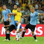 Neymar disputa el balón con los uruguayos Egidio Arevalo (i) y Maximiliano Pereira
