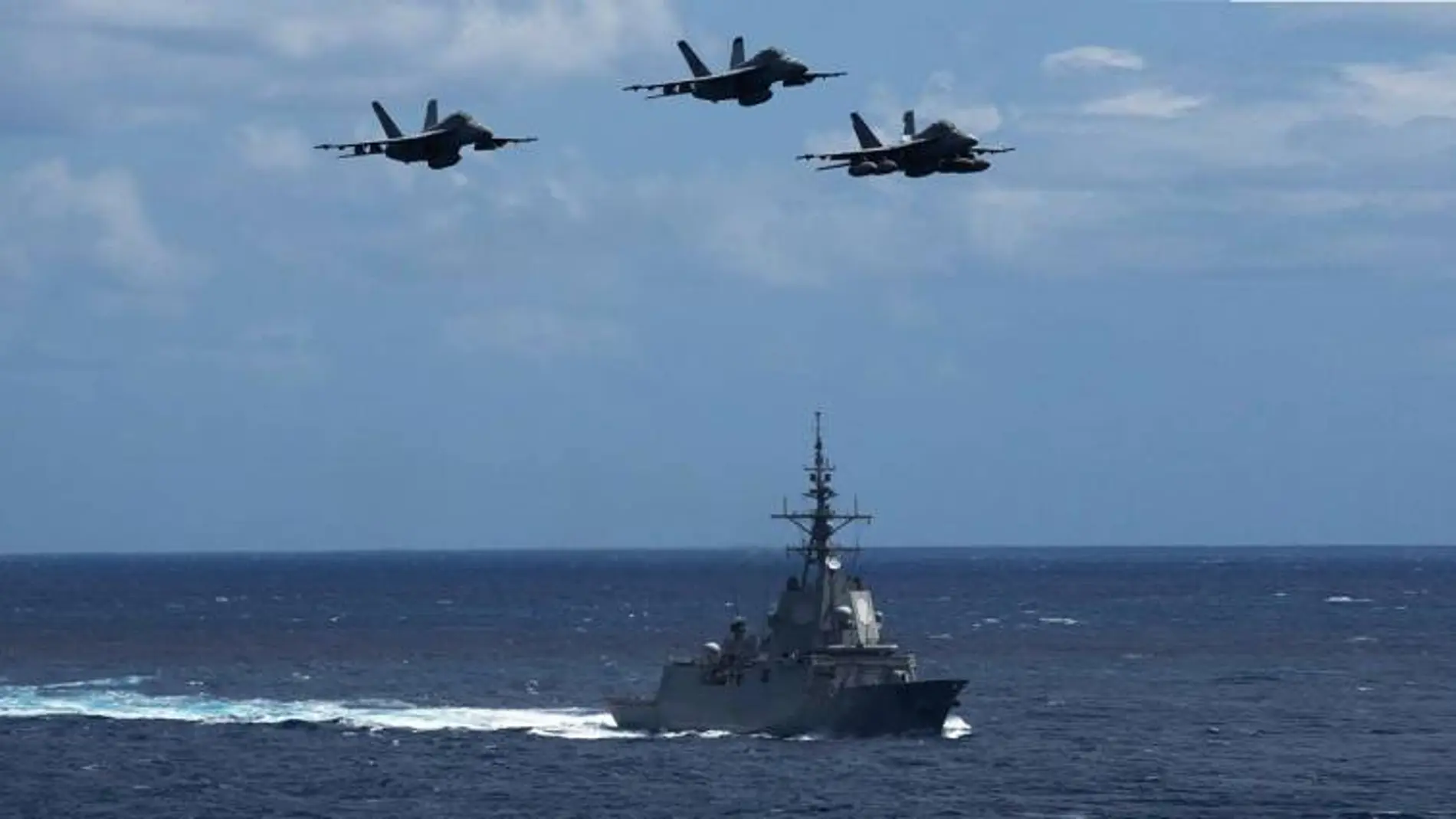 Tres F-18 sobrevuelan a la fragata Méndez Núñez durante su misión con el USS Abraham Lincoln. (Foto: USS Navy)