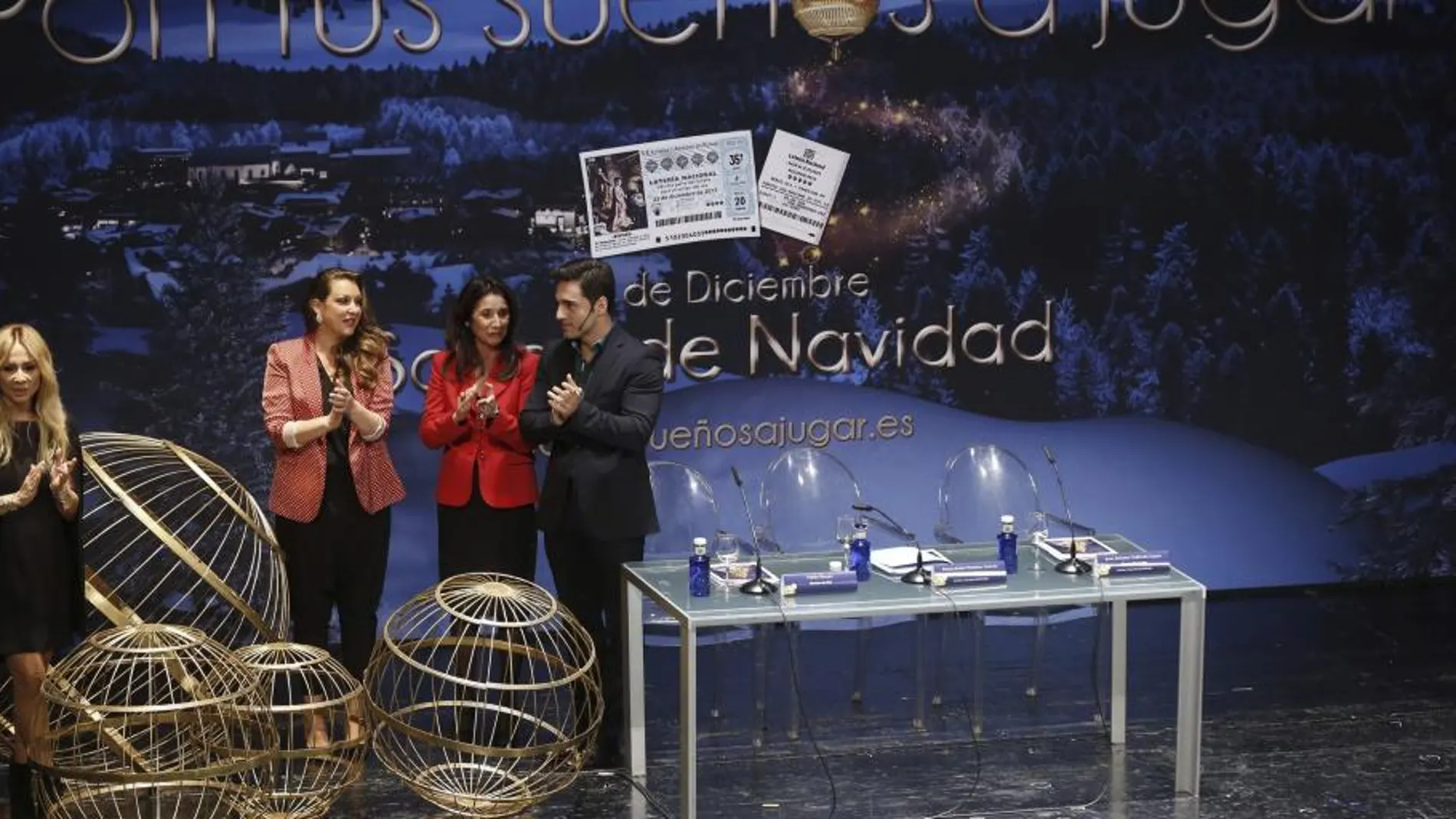 La presidenta de la Sociedad Estatal Loterías y Apuestas del Estado, Inmaculada García Martínez (2d), acompañada de los cantantes Marta Sánchez (i), Niña Pastori y David Bustamante, durante la presentación esta mañana del Sorteo Extraordinario de Navidad 2013