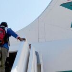 Un inmigrante embarca en un avión para volver a su país de origen