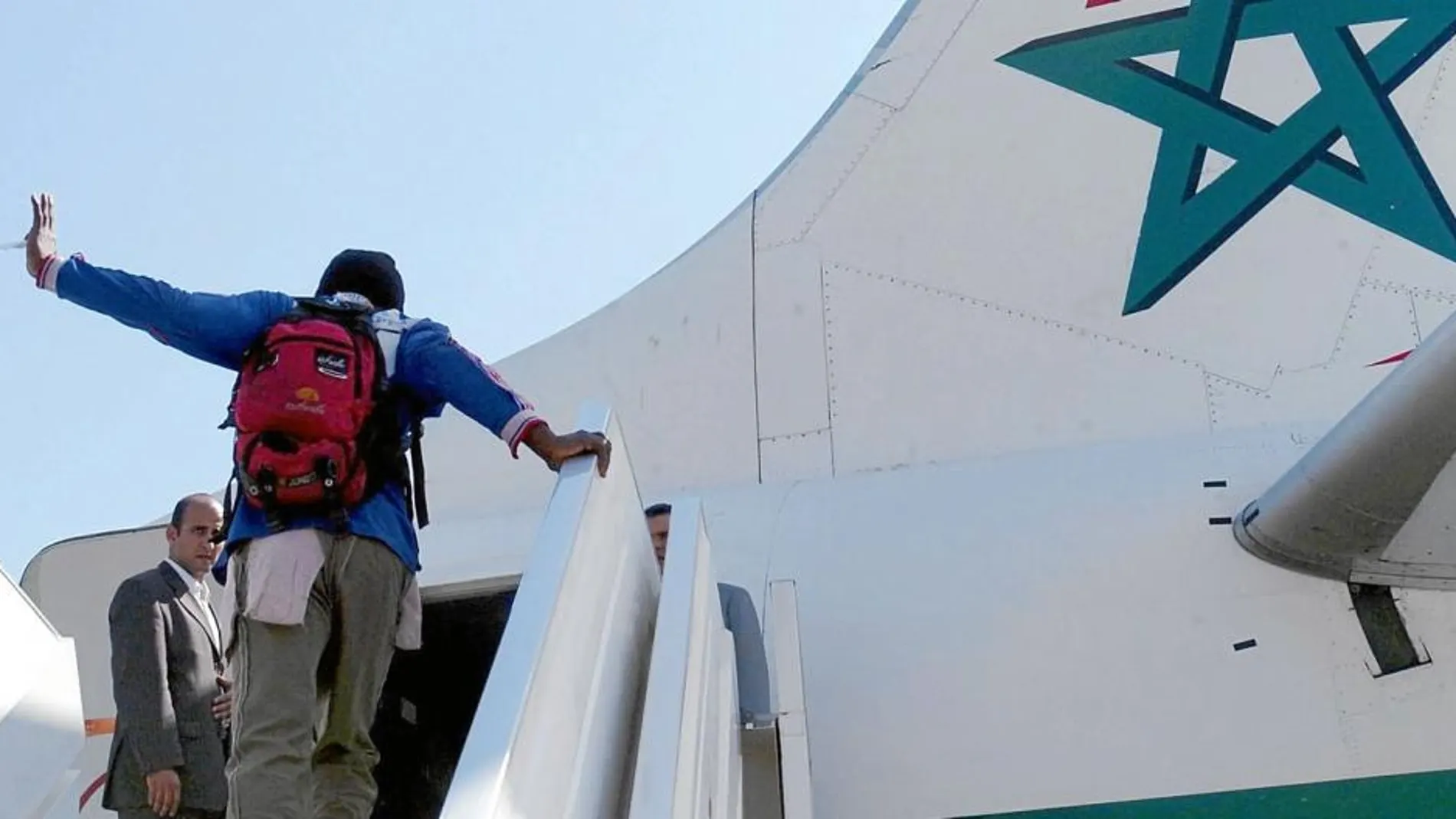 Un inmigrante embarca en un avión para volver a su país de origen