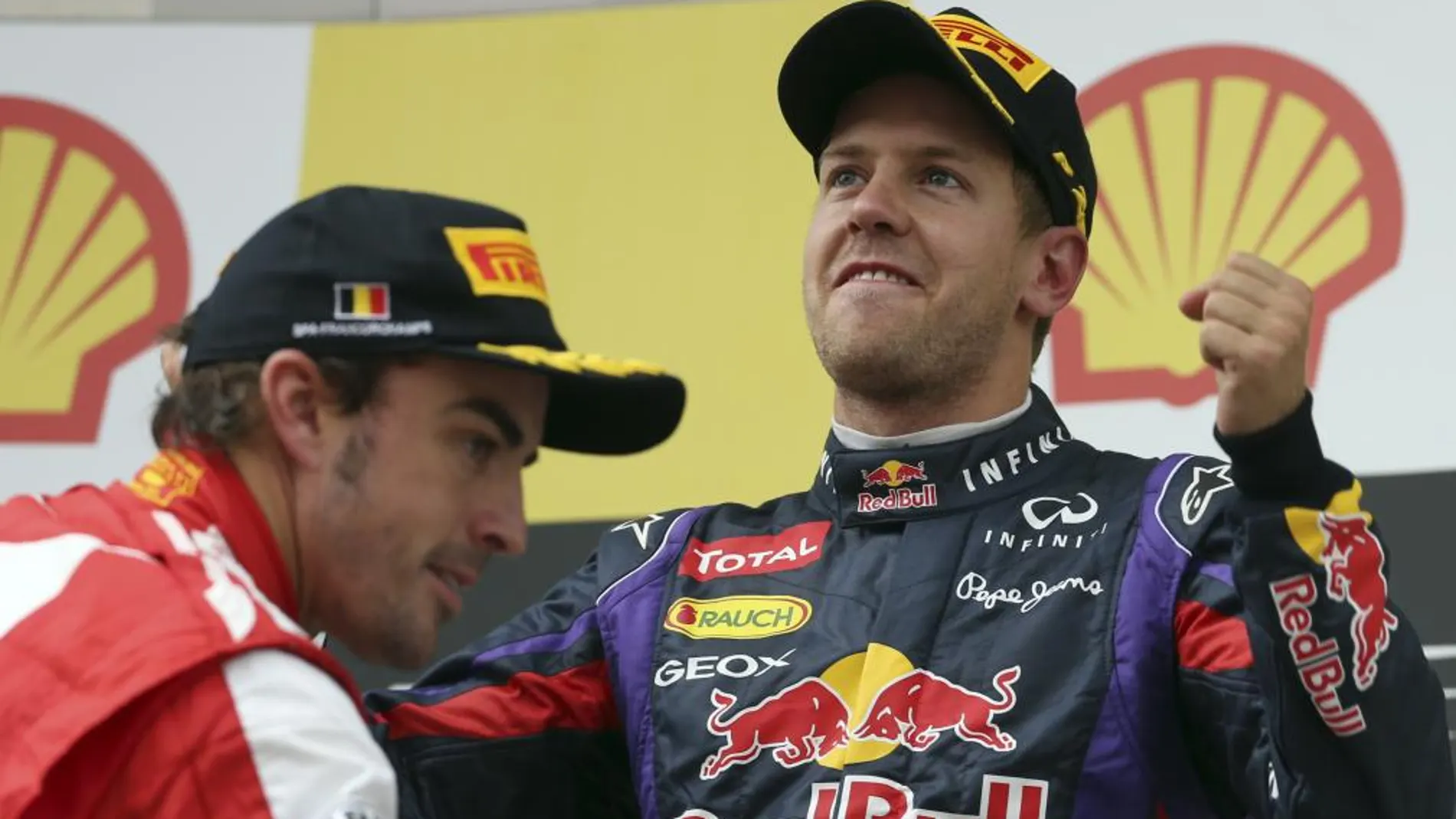 El piloto alemán Sebastian Vettel (Red Bull) y Fernando Alonso