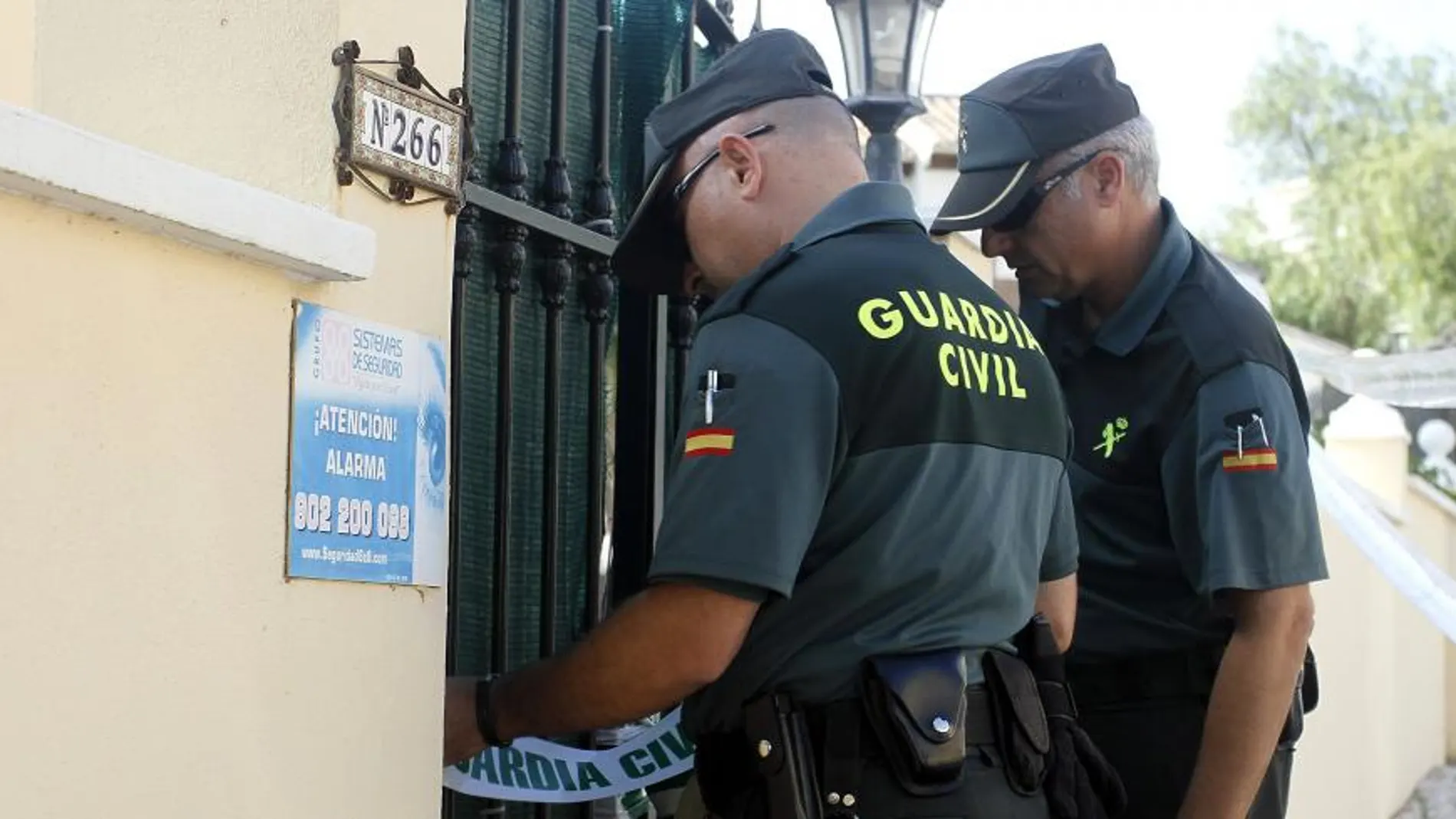 La Guardia Civil precinta la vivienda de la localidad de Mijas, en Málaga, donde hoy han aparecido muertos tres ciudadanos británicos