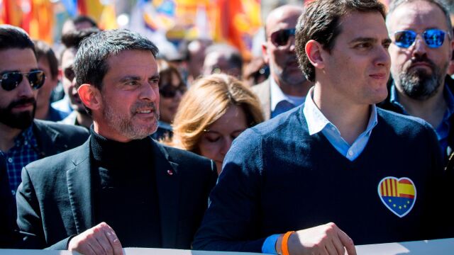 El presidente de Ciudadanos, Albert Rivera, junto a Manuel Valls